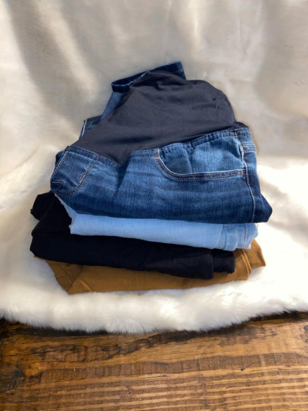 MATERNITY Women’s Size 4 Pants LOT (4 Pairs)